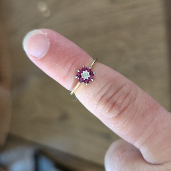 Ruby and diamond ring 10k yellow and white gold - Picture 5 of 8